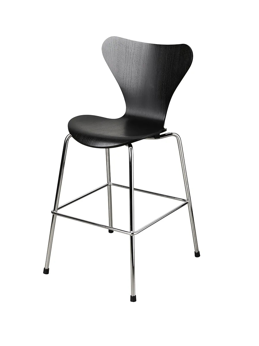 3177 Junior Hochstuhl von Arne Jacobsen - Schwarz Esche - Jacobsen Plus