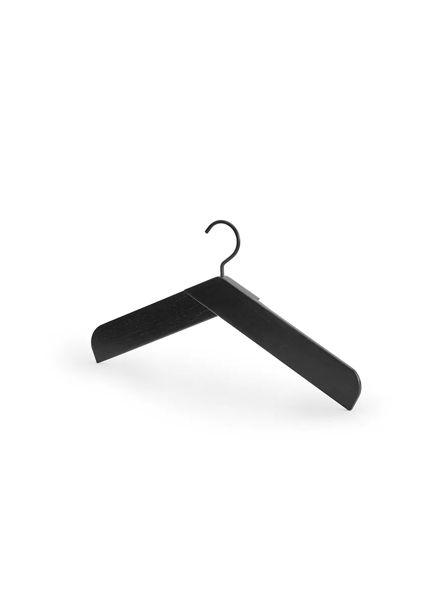 Skagerak Collar Hanger von Fritz Hansen - Schwarz lackierte Eiche - Jacobsen Plus