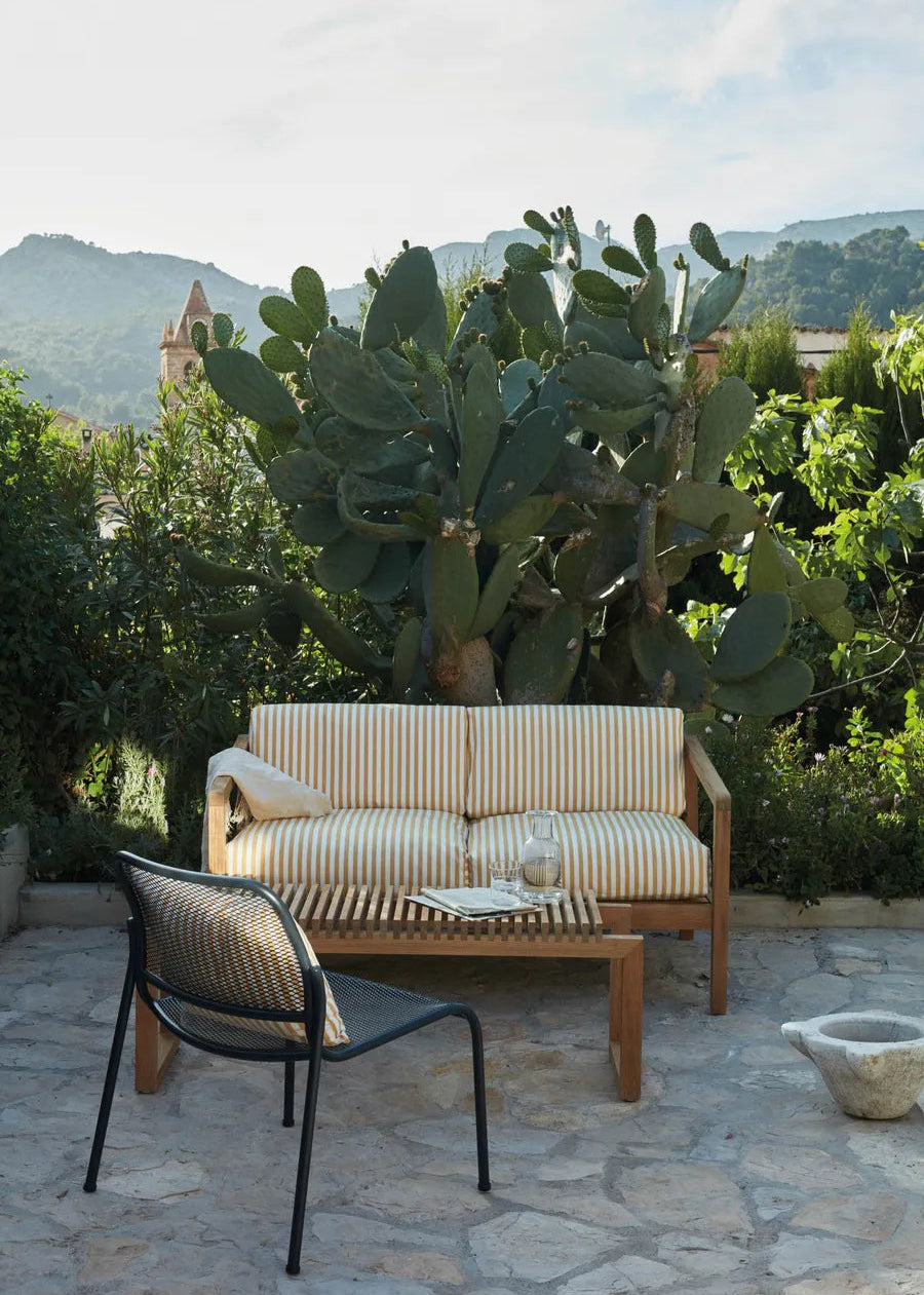 Skagerak Virkelyst 2 pers. Sofa, Golden Yellow Stripe von Fritz Hansen - 2 - Jacobsen Plus