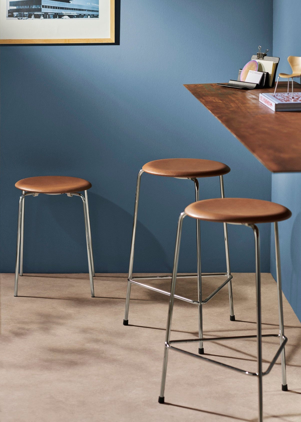 Dot Hoher Barhocker m. 4 Beinen, Walnuss Leder von Arne Jacobsen - 2 - Jacobsen Plus