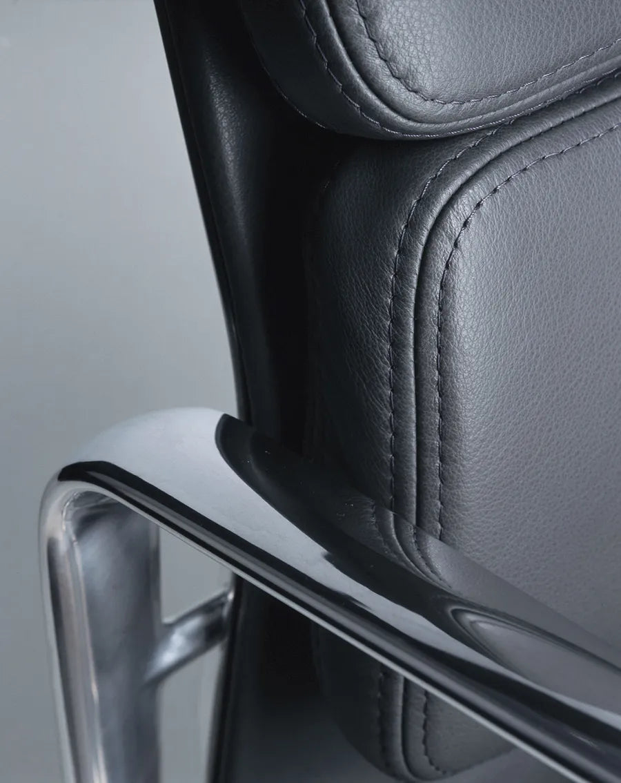 Soft Pad Chair EA 217 Kontorstol, sort læder/krom stel fra Vitra - 3 - Jacobsen Plus