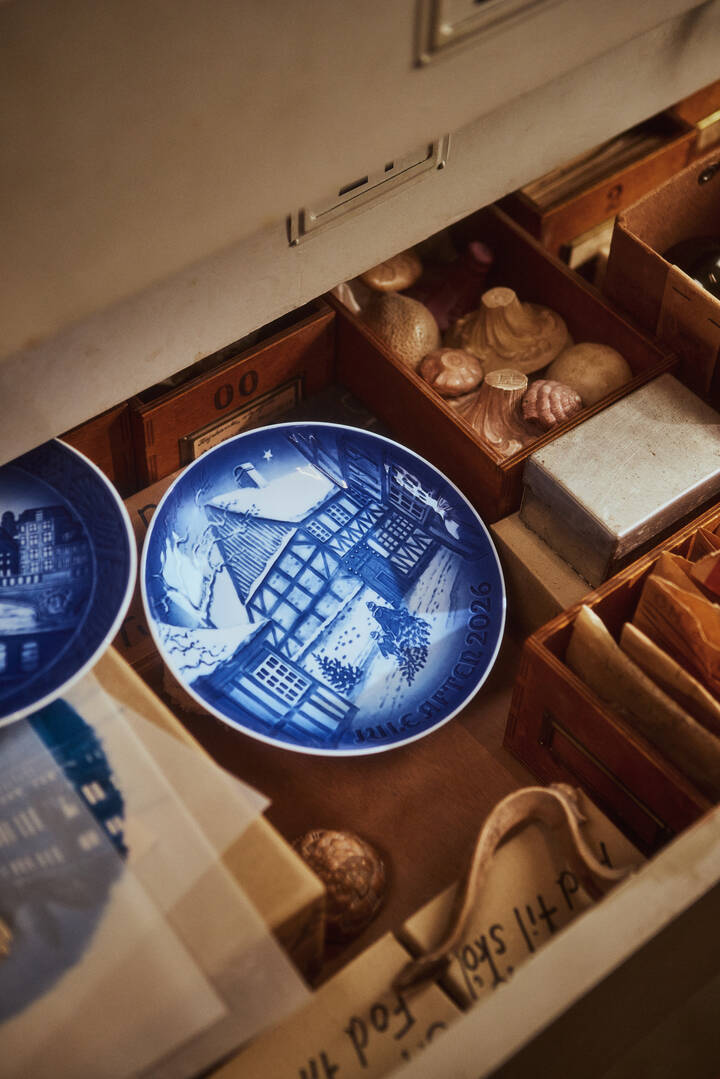 Bing & Grøndahl Weihnachtsplatte 2026, Den Gamle By i Århus, 18 cm von Royal Copenhagen - 2 - Jacobsen Plus