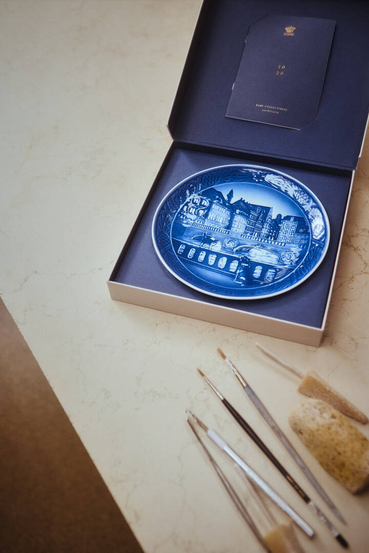 Weihnachtsteller 2026, Marmorbroen, 18 cm von Royal Copenhagen - 2 - Jacobsen Plus