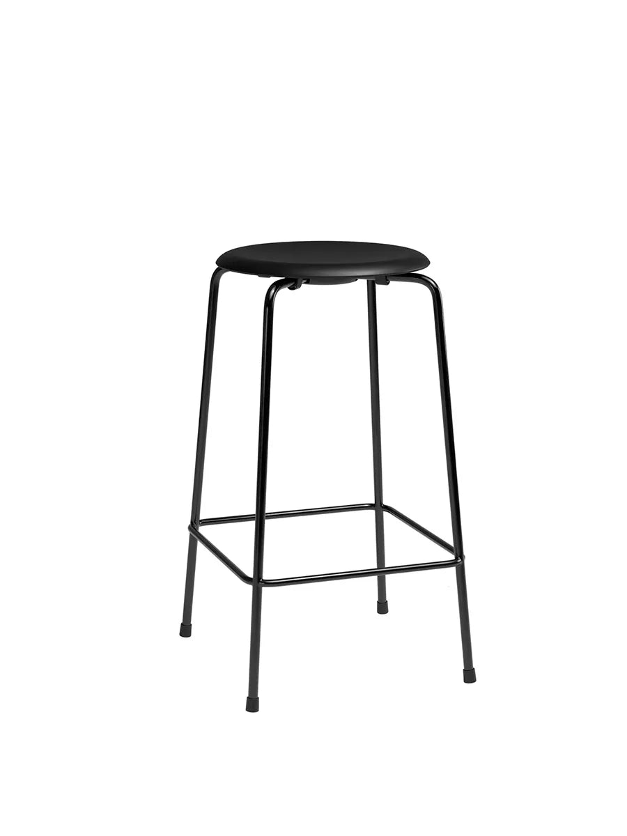 Dot Barhocker m. 4 ben, schwarzes Gestell/schwarzes Leder von Arne Jacobsen - 1 - Jacobsen Plus