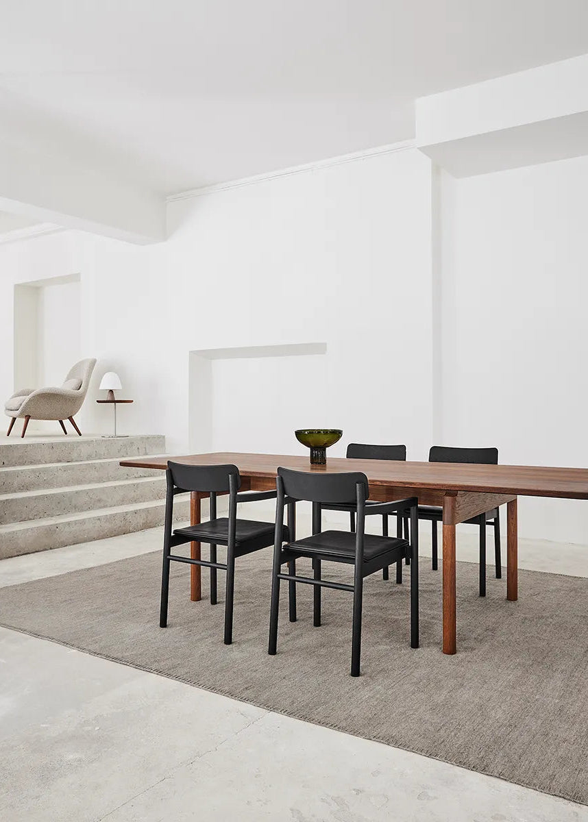 Post Esszimmerstuhl, Eiche Schwarz lackiert von Fredericia Furniture - 2 - Jacobsen Plus