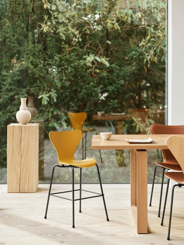 3177 Junior Hochstuhl, farbige Esche von Arne Jacobsen - 1 - Jacobsen Plus