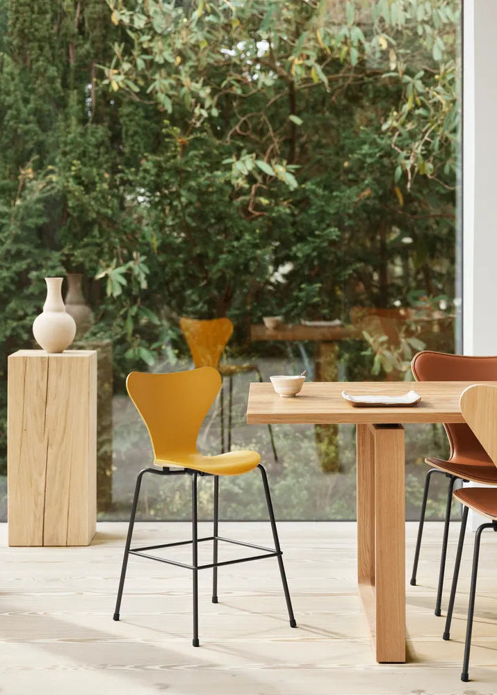 3177 Junior Hochstuhl, farbige Esche von Arne Jacobsen - 1 - Jacobsen Plus
