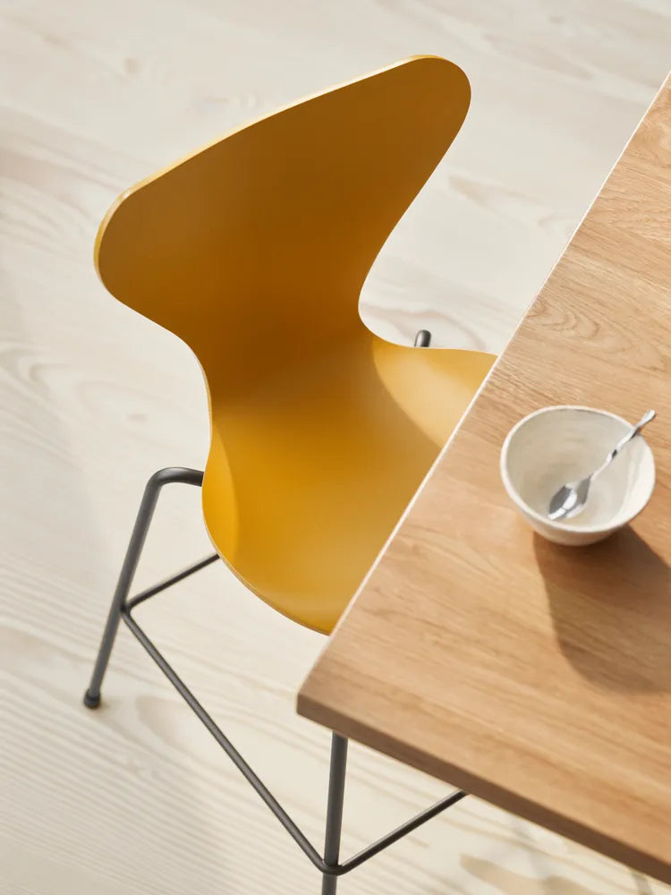 3177 Junior Hochstuhl, farbige Esche von Arne Jacobsen - 2 - Jacobsen Plus