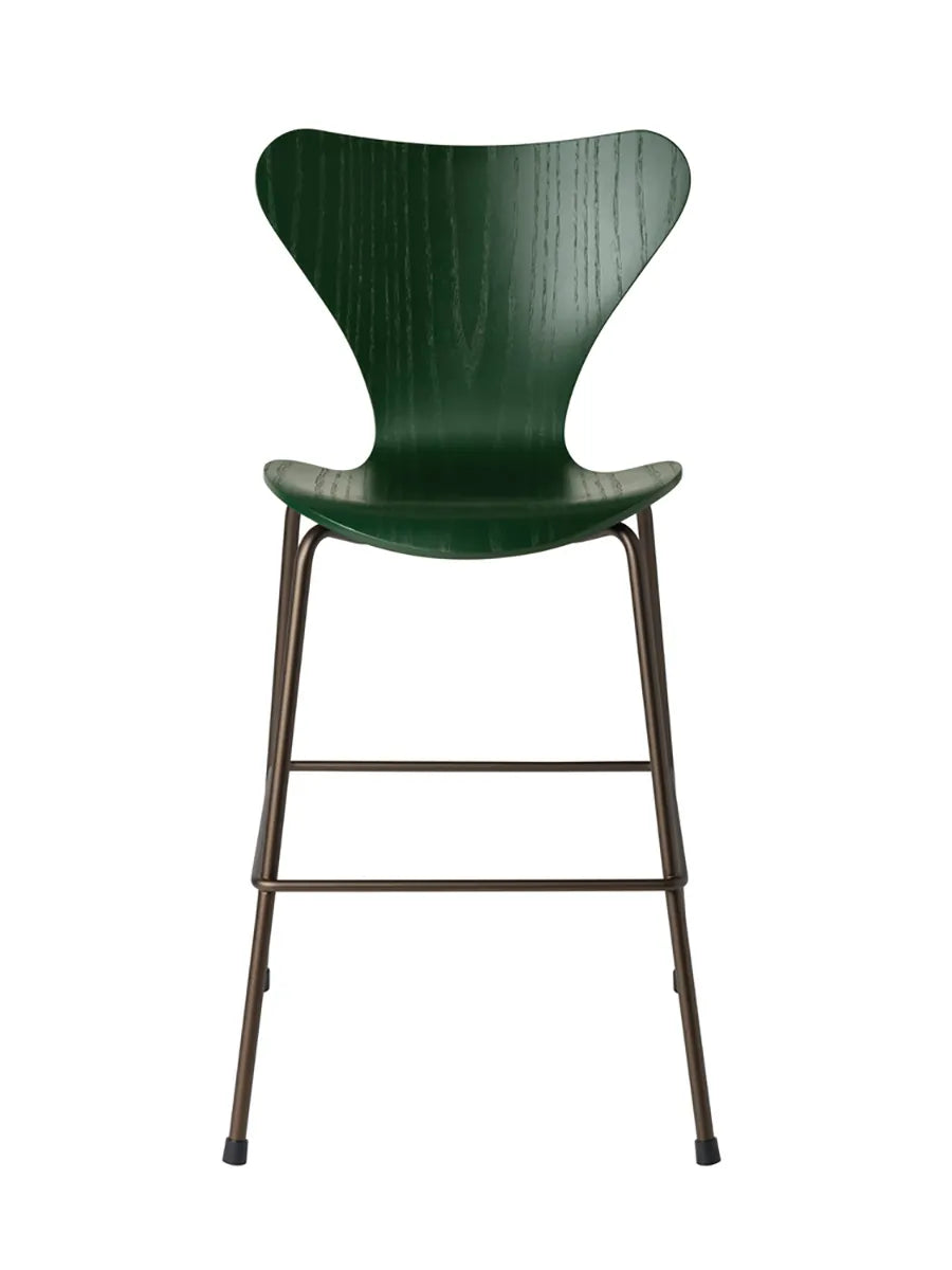 3177 Junior Hochstuhl, farbige Esche von Arne Jacobsen - Evergreen - Jacobsen Plus