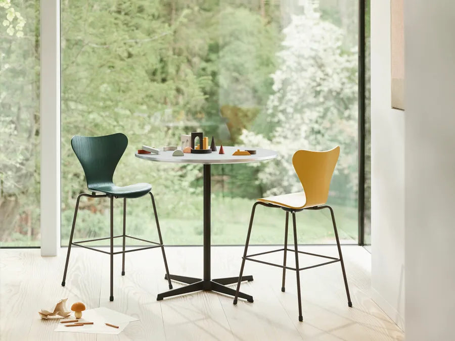 3177 Junior Hochstuhl, farbige Esche von Arne Jacobsen - 5 - Jacobsen Plus