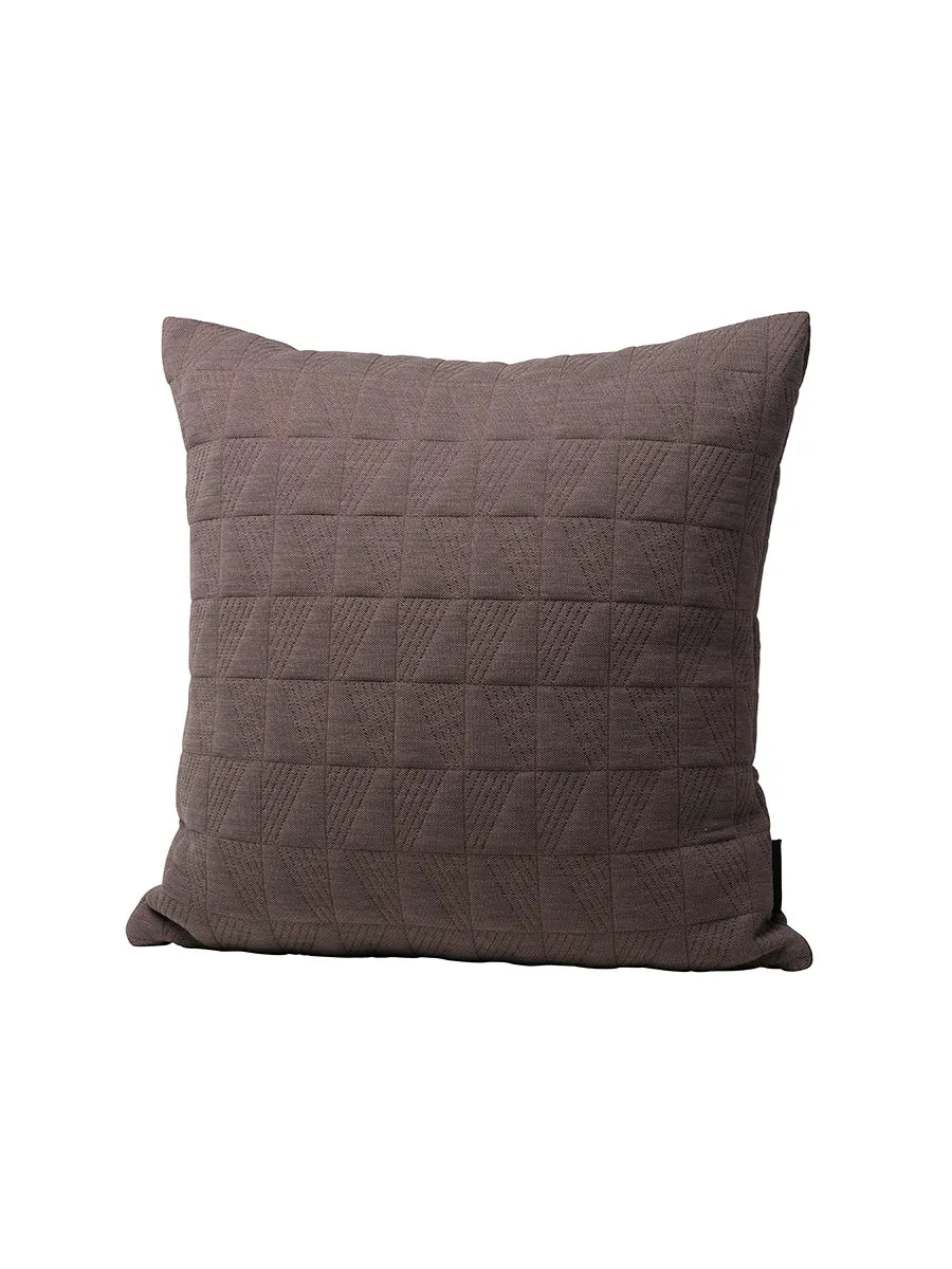 Trapez Kissen 50x50 in earth brown von Arne Jacobsen - 1 - Jacobsen Plus
