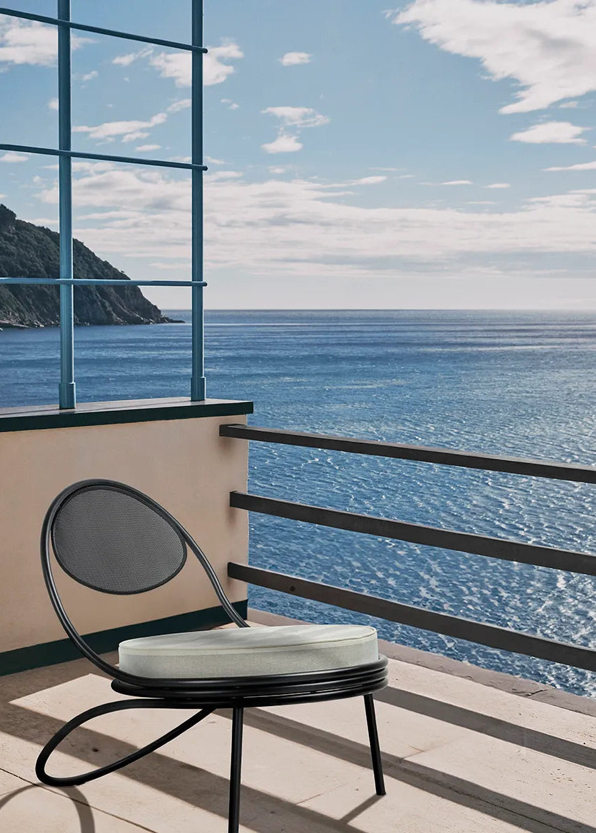 Copacabana Lounge Chair, black semi matt von GUBI - 2 - Jacobsen Plus