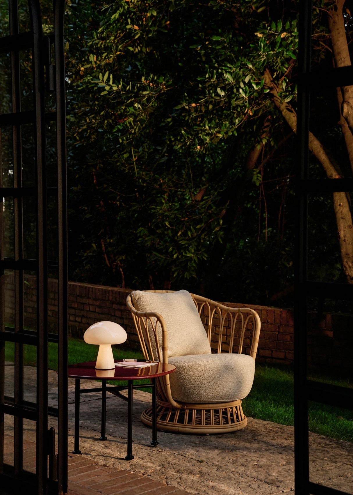 Grace Outdoor Lounge Chair von GUBI - 2 - Jacobsen Plus