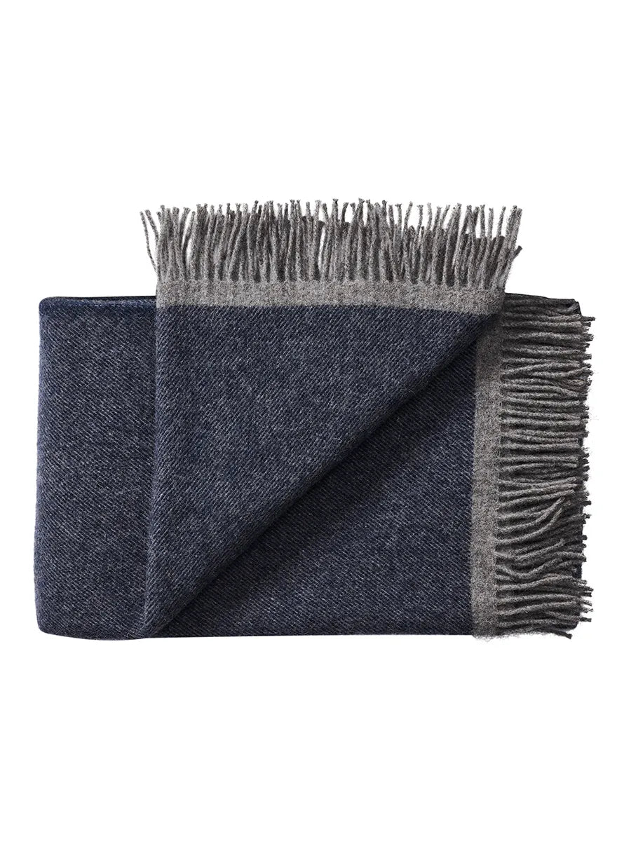 Alrø Decke, grey navy von Silkeborg Uldspinderi - 1 - Jacobsen Plus
