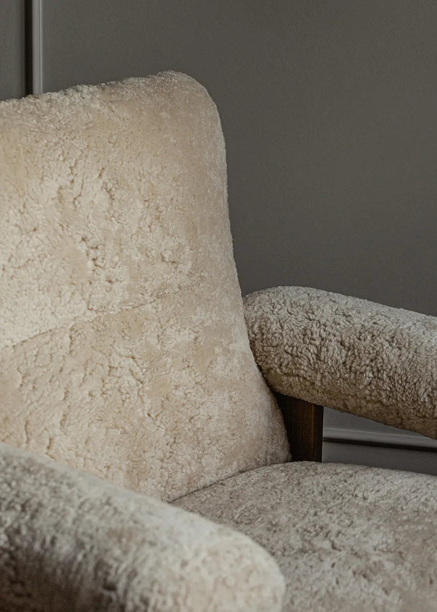 Brasilia Lounge Chair, Natur Eiche Schaffell Nature von Audo Copenhagen - 3 - Jacobsen Plus