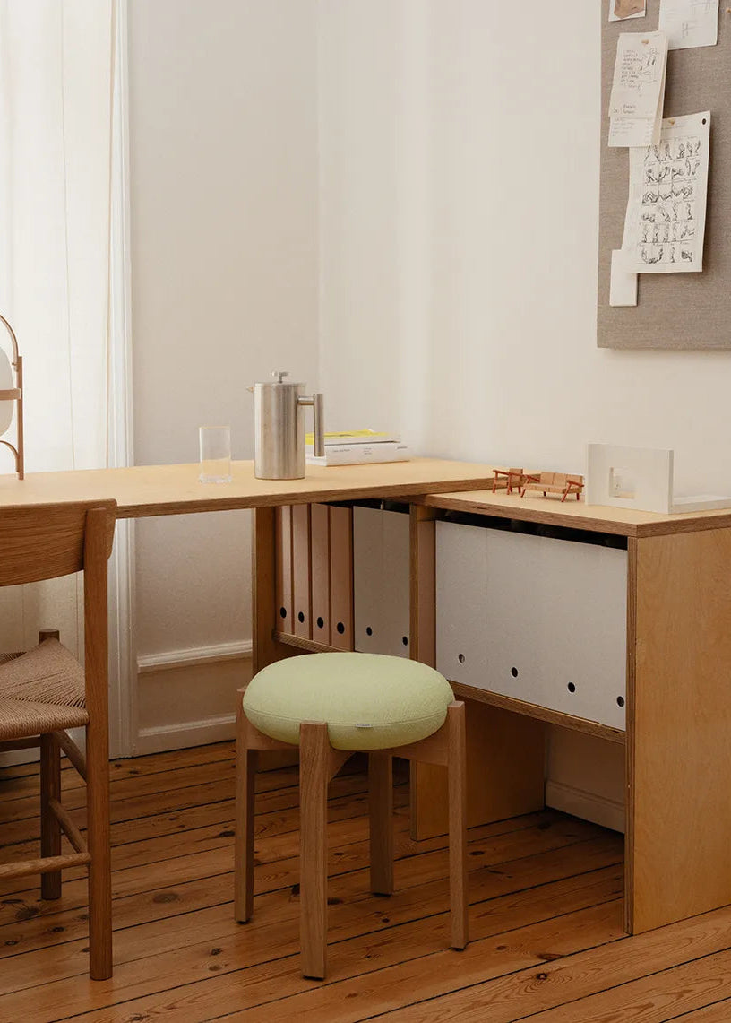Pioneer Stool, lackiertes Eichenholz/zero 0001 von Fredericia Furniture - 2 - Jacobsen Plus
