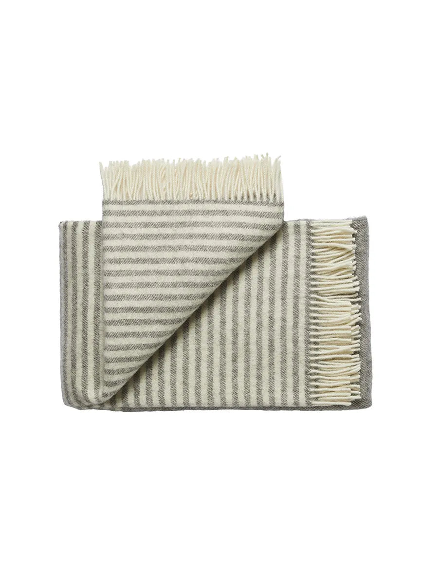 Bogø Decke, light nordic grey von Silkeborg Uldspinderi - 1 - Jacobsen Plus