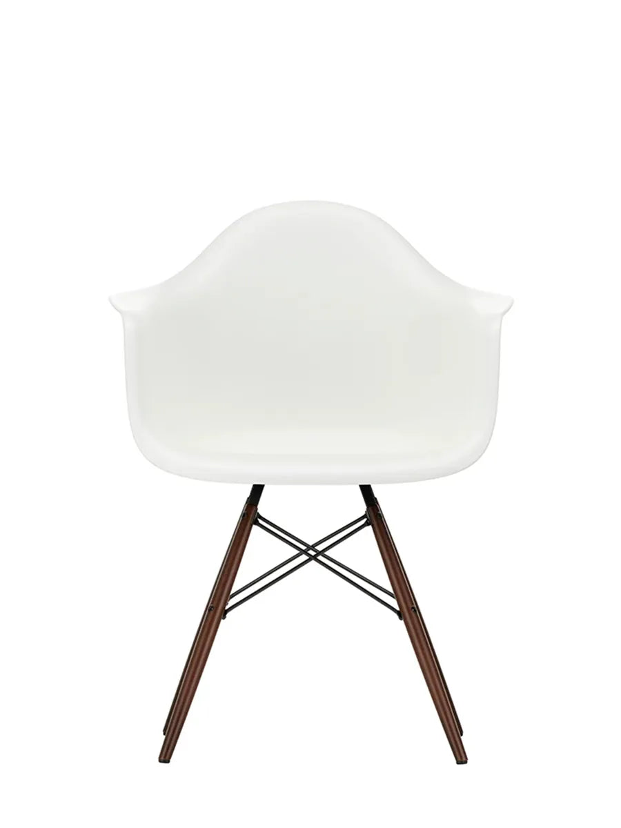 Eames Plastic Armchair DAW, dunkel Ahorn/white von Vitra - 1 - Jacobsen Plus