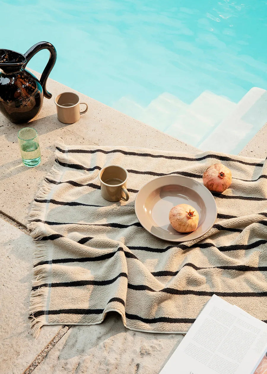 Alee Bath Towel, sand/black fra Ferm Living - 2 - Jacobsen Plus