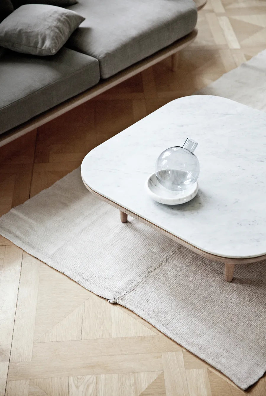 Fly Sofabord D:80 von &Tradition - Bianco Carrara Marmor - Jacobsen Plus