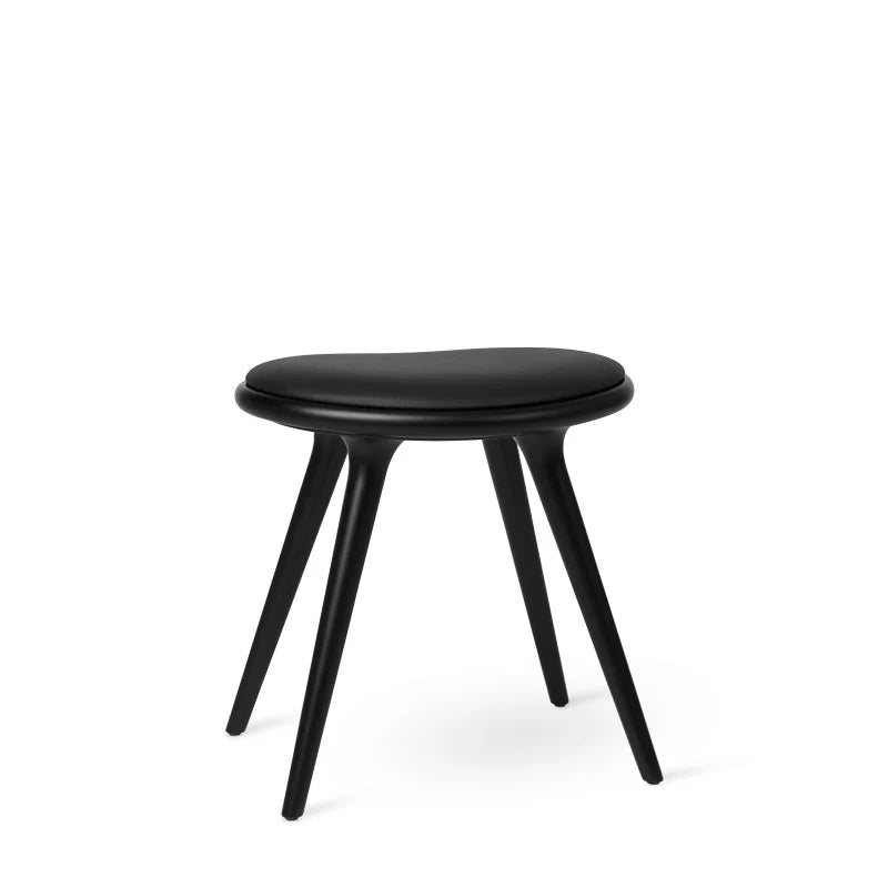 Low Stool, schwarzgebeizte Buche, schwarz Ultra Leder, 47 cm Hocker von Mater - 1 - Jacobsen Plus