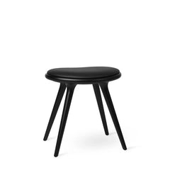 Low Stool, schwarzgebeizte Buche, schwarz Ultra Leder, 47 cm Hocker von Mater