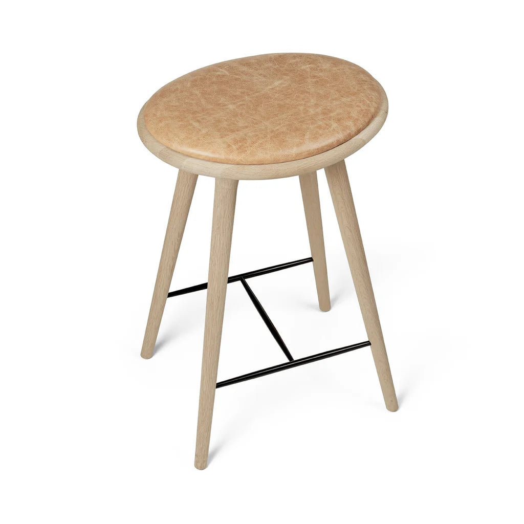 High Stool, seifenbehandelt Eiche, Pista Sand Leder, 69 cm, niedriger Barhocker von Mater