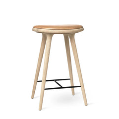 High Stool, seifenbehandelt Eiche, Pista Sand Leder, 69 cm, niedriger Barhocker von Mater