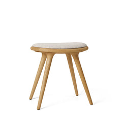 Low Stool, geölt Eiche, Kvadrat Clay 0012, 47 cm Hocker von Mater