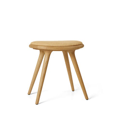 Low Stool, geölte Eiche, Kvadrat Clay 0007, 47 cm Hocker von Mater