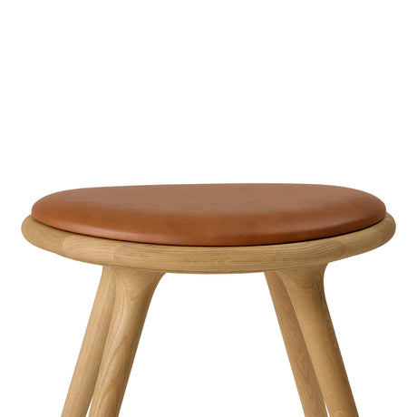 High Stool, geöltes Eichenholz, Nuance Walnut Leder, 69 cm, niedriger Barhocker von Mater - 4 - Jacobsen Plus