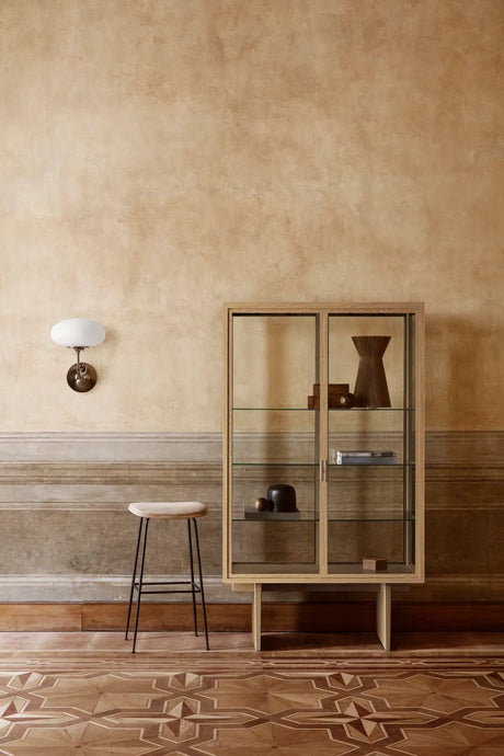 Private Vitrine von GUBI - Braun-schwarz gebeizte Eiche - Jacobsen Plus