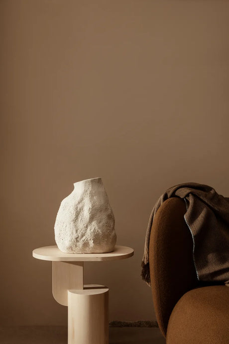 Vulca Medium Vase, Off-white Stone von Ferm Living - 3 - Jacobsen Plus