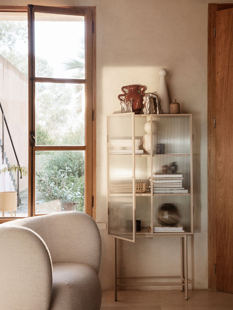 Haze Vitrinenschrank, geriffeltes Glas von Ferm Living - 1 - Jacobsen Plus