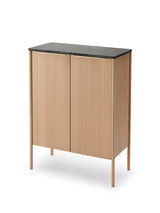 Skagerak Jut High Cabinet fra Fritz Hansen - Olieret eg & sort marmor - Jacobsen Plus