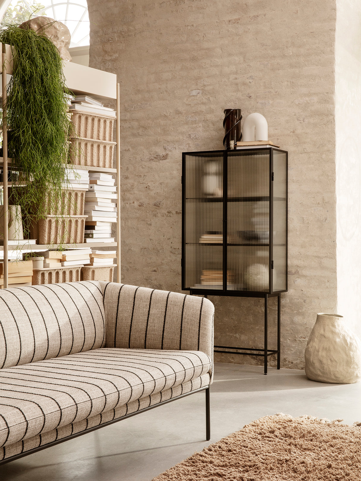 Haze vitrineskab, reeded glass fra Ferm Living - 2 - Jacobsen Plus