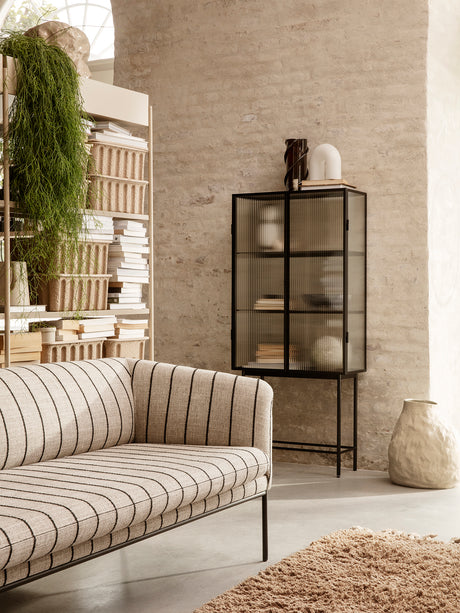 Haze Vitrinenschrank, geriffeltes Glas von Ferm Living - Schwarz - Jacobsen Plus