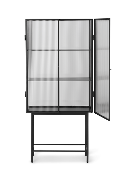 Haze Vitrinenschrank, geriffeltes Glas von Ferm Living - Schwarz - Jacobsen Plus