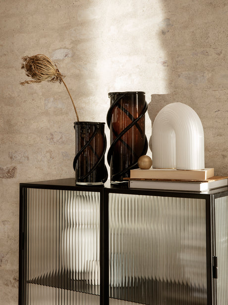 Haze Vitrinenschrank, geriffeltes Glas von Ferm Living - Schwarz - Jacobsen Plus