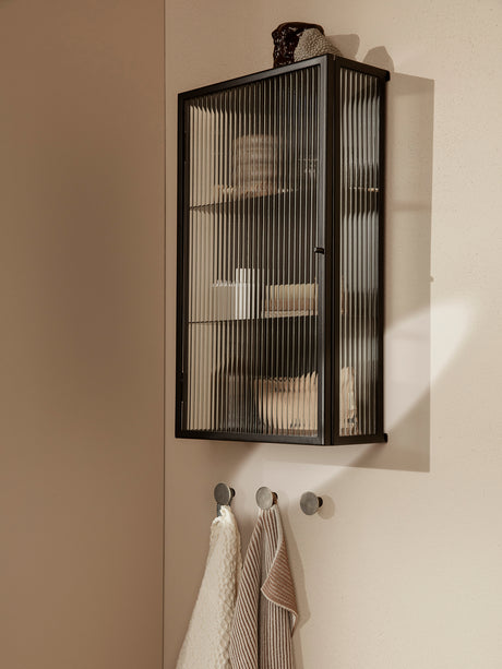 Haze Wall Cabinet, geriffeltes Glas 35x60 von Ferm Living - Schwarz - Jacobsen Plus