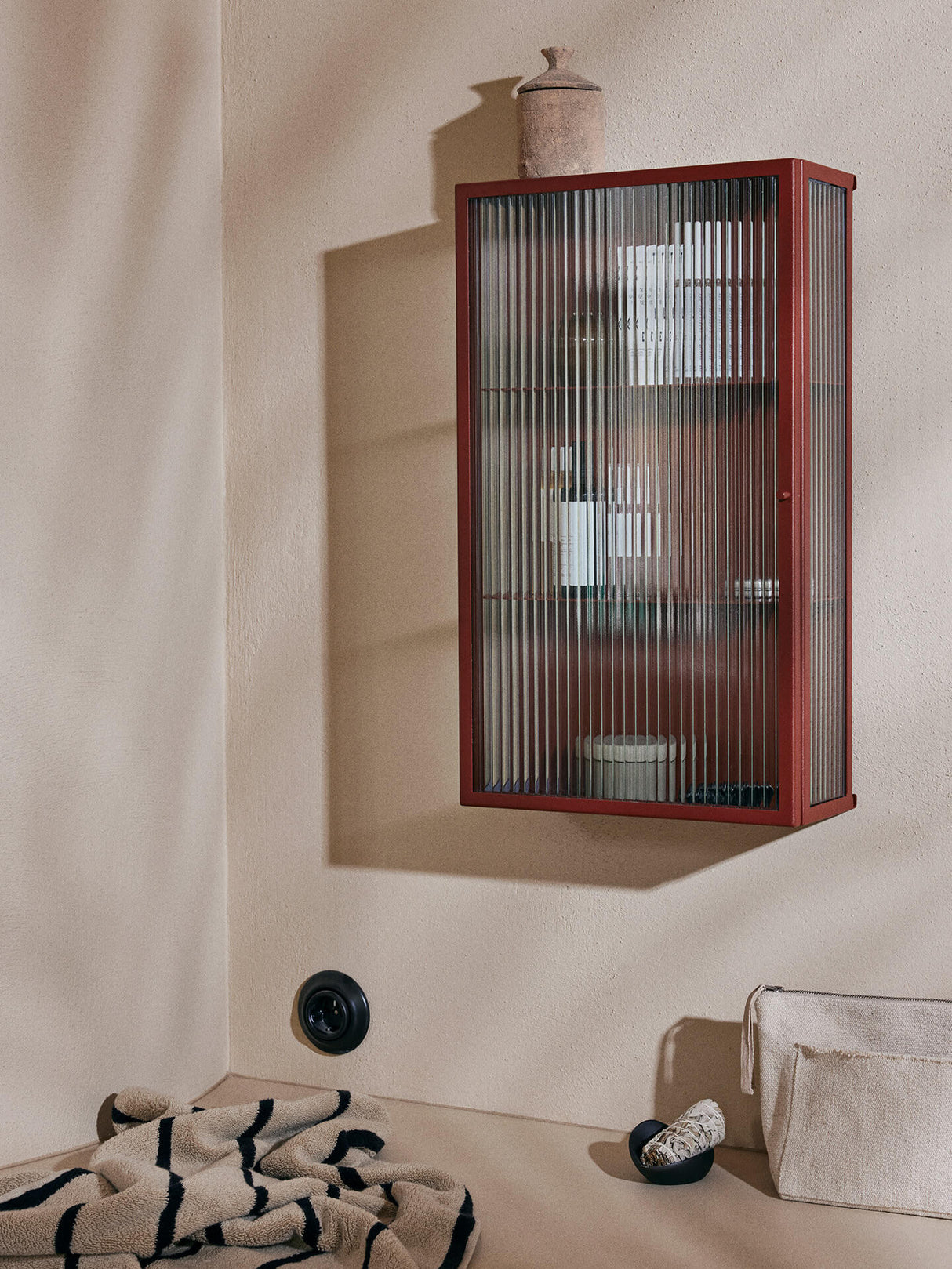 Haze Wall Cabinet, geriffeltes Glas 35x60 von Ferm Living - 1 - Jacobsen Plus
