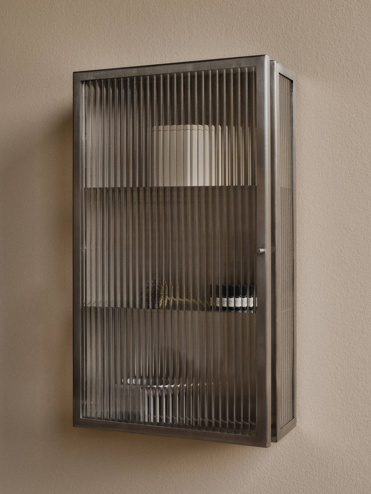 Haze Wall Cabinet, geriffeltes Glas 35x60 von Ferm Living - 5 - Jacobsen Plus