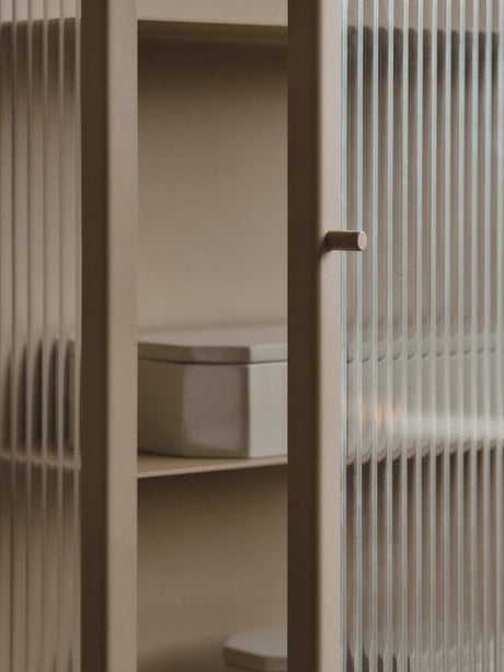 Haze Wall Cabinet, geriffeltes Glas 35x100 von Ferm Living - Schwarz - Jacobsen Plus
