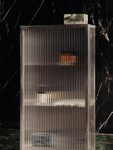Haze Wall Cabinet, geriffeltes Glas 35x100 von Ferm Living - Schwarz - Jacobsen Plus