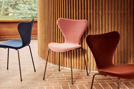 3107 Stuhl, vollgepolstert Velour von Arne Jacobsen - Herbstrot - Jacobsen Plus
