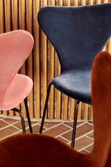 3107 Stuhl, vollgepolstert Velour von Arne Jacobsen - 1 - Jacobsen Plus