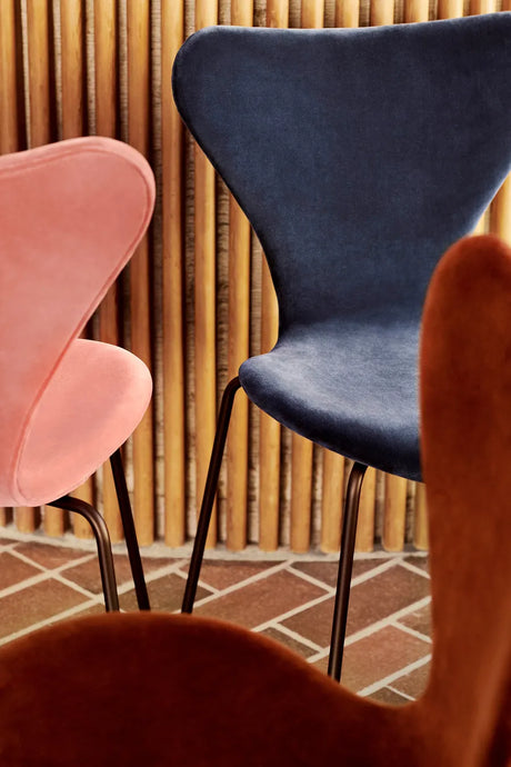 3107 Stol, fuldpolstret velour af Arne Jacobsen - 1 - Jacobsen Plus