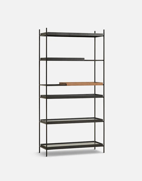 Tray Shelf, høj fra Woud - Black: 4 wide, 1 short - Walnut: 1 short - Jacobsen Plus