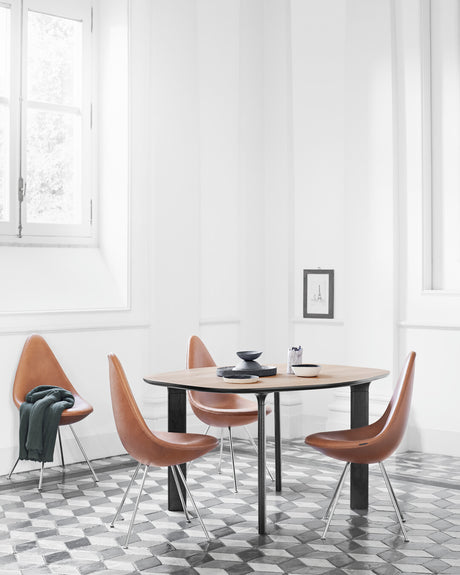 3110 Drop™ Stuhl, vollgepolstert - verchromter Stahl von Arne Jacobsen - Aura Leder - Black Brown - Jacobsen Plus