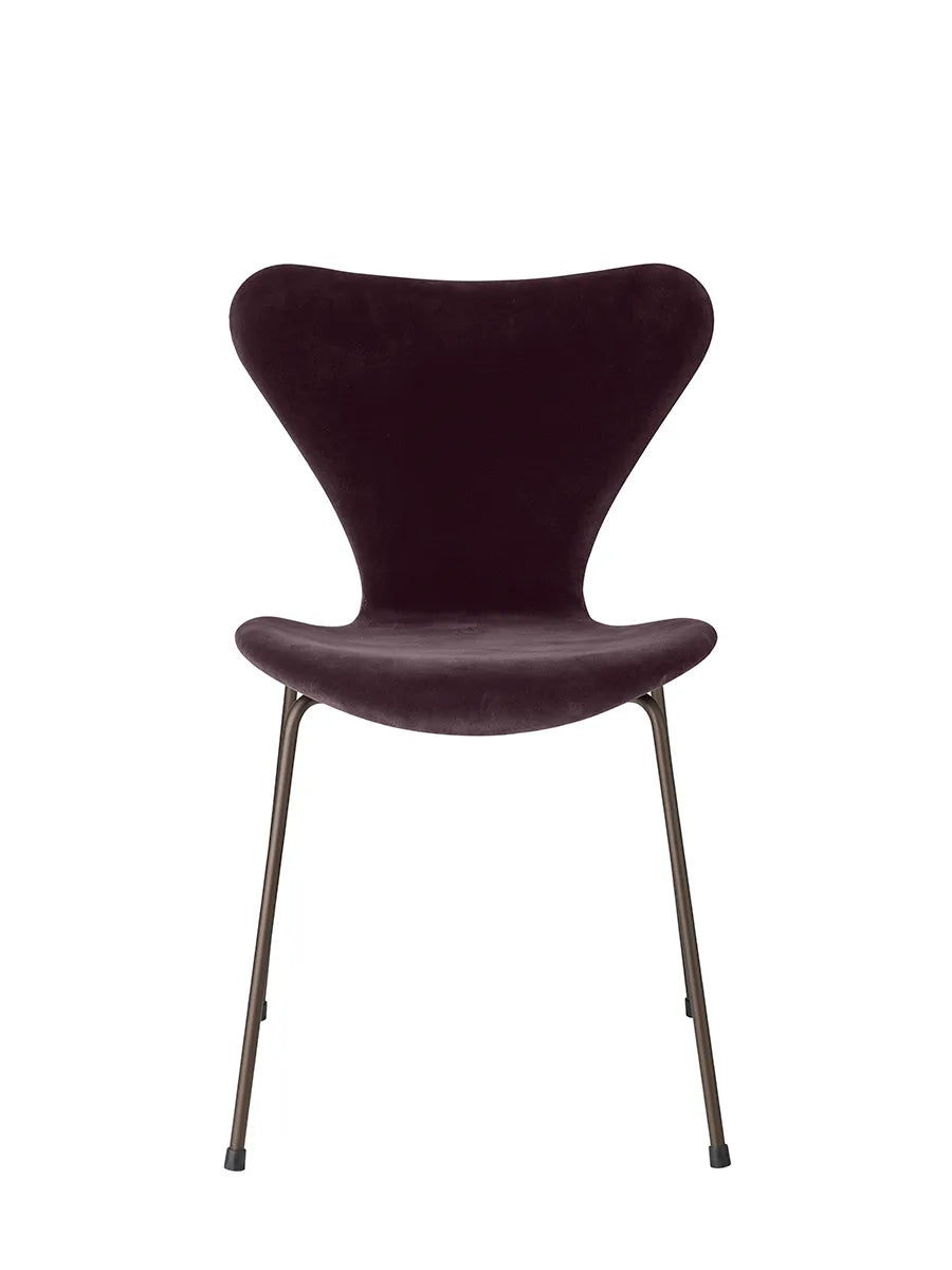 3107 Stuhl, vollgepolstert Velour von Arne Jacobsen - Dark plum - Jacobsen Plus